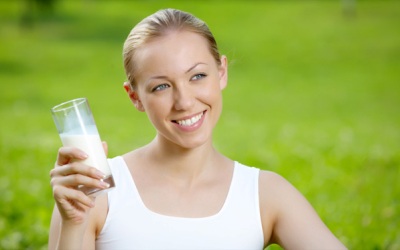 Žena sa čašom mleka
