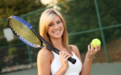 Žena igra tenis