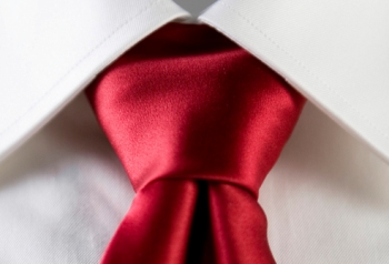 Muškarac sa crvenom kravatom