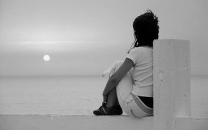 Usamljena devojka posmatra more