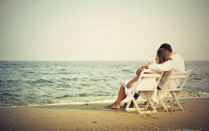 Zaljubljeni par sedi na stolicama na plaži