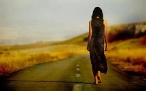 Žena sama šeta putem