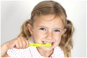Devojčica pere zube