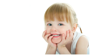 Devojčica sa mlečnim zubima