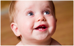 Mali dečak sa dva donja mlečna zuba