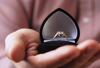 Muškarac poklanja ženi prsten